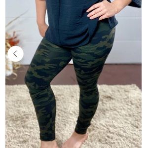 Britt's S/M Knits Fleece-Lined Leggings Mid Rise Camo Activewear Cozy Winter